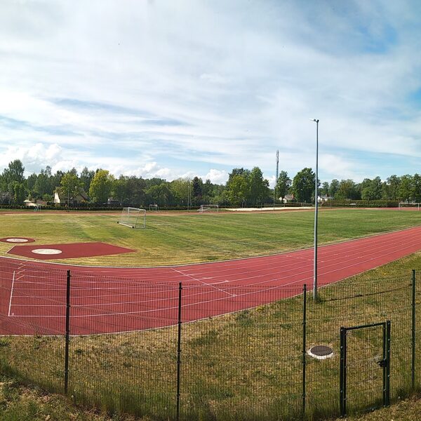 Stadions atrodas tieši blakus viesu namam